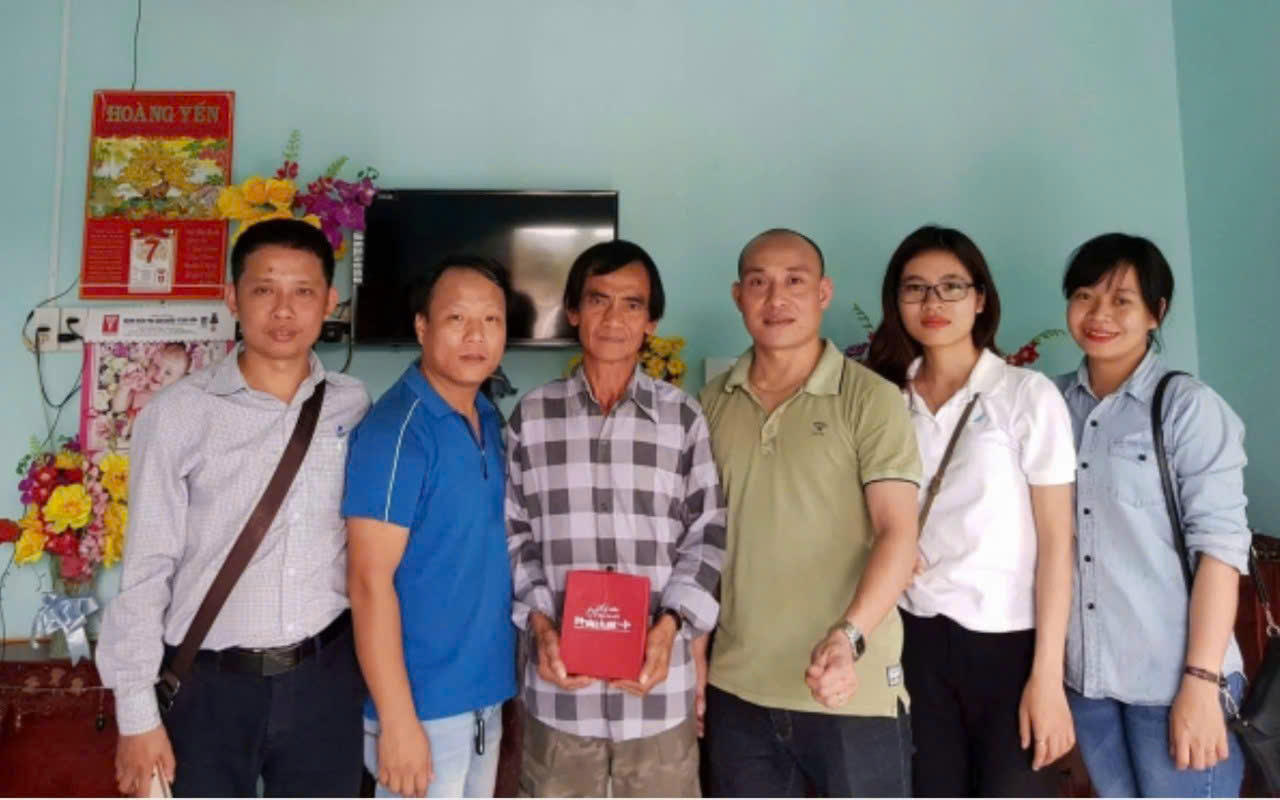 Nhà báo Phạm Quốc Cường cùng đồng nghiệp chụp ảnh cùng ông Huỳnh Văn Nén.
