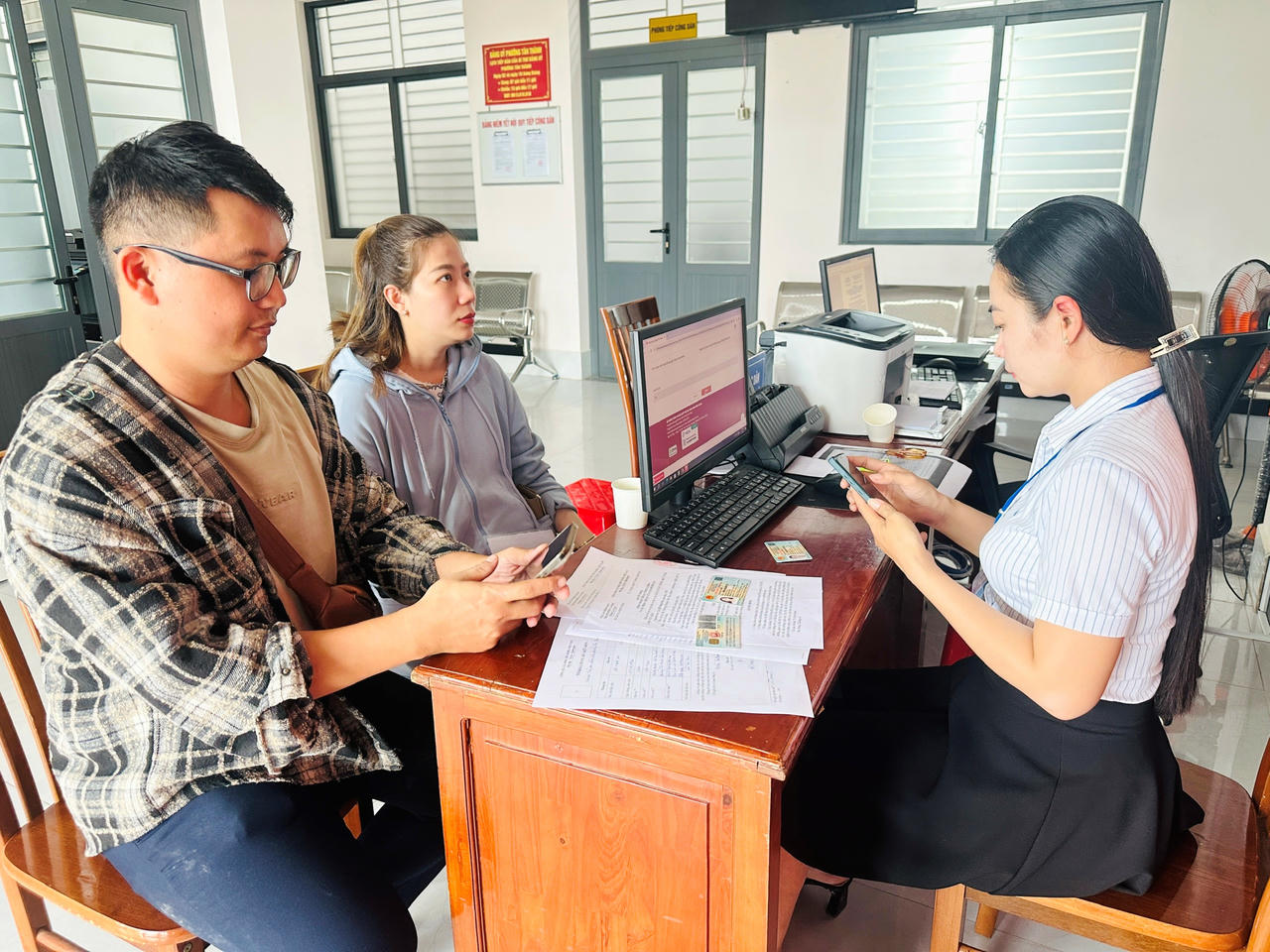Sau khi thực hiện bộ máy chính quyền hai cấp, nhiều người dân hài lòng khi đến thực hiện hồ sơ tại phường Tân Thành.