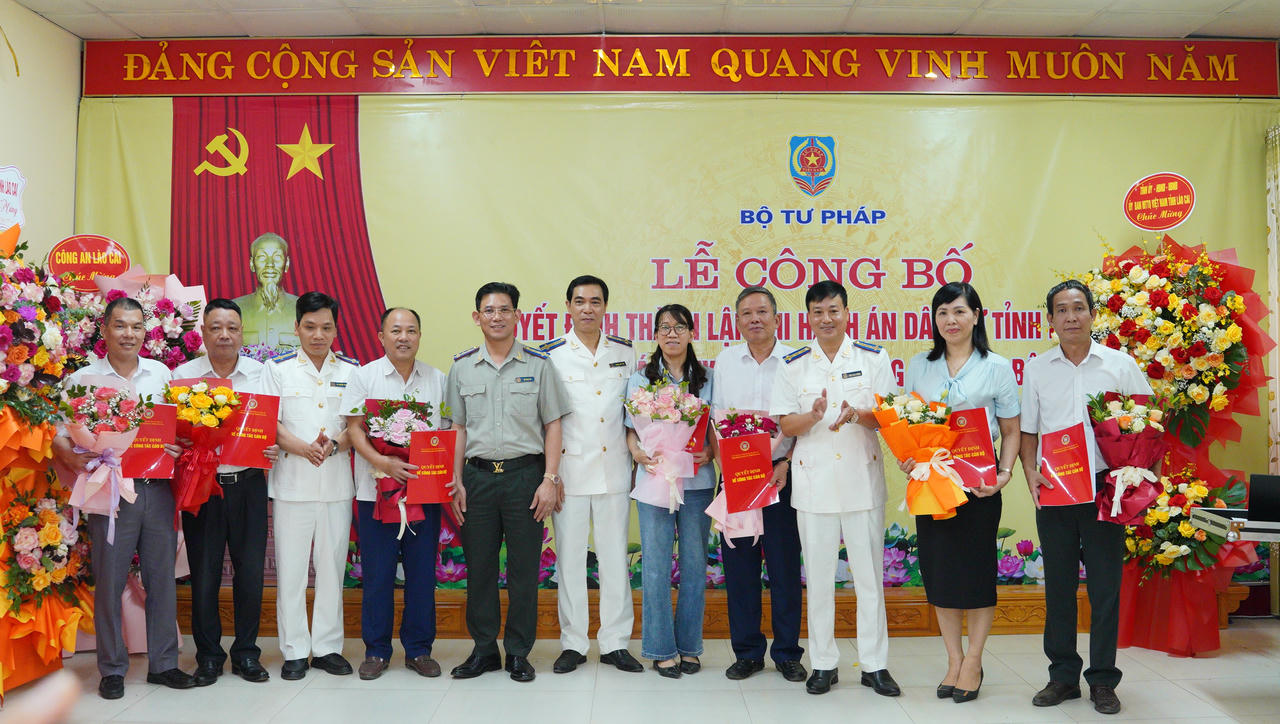 Trong dịp này, THADS Lào Cai công bố các quyết định nghỉ chế độ với 10 công chức theo nghị định số 178/NĐ-CP của Chính phủ.