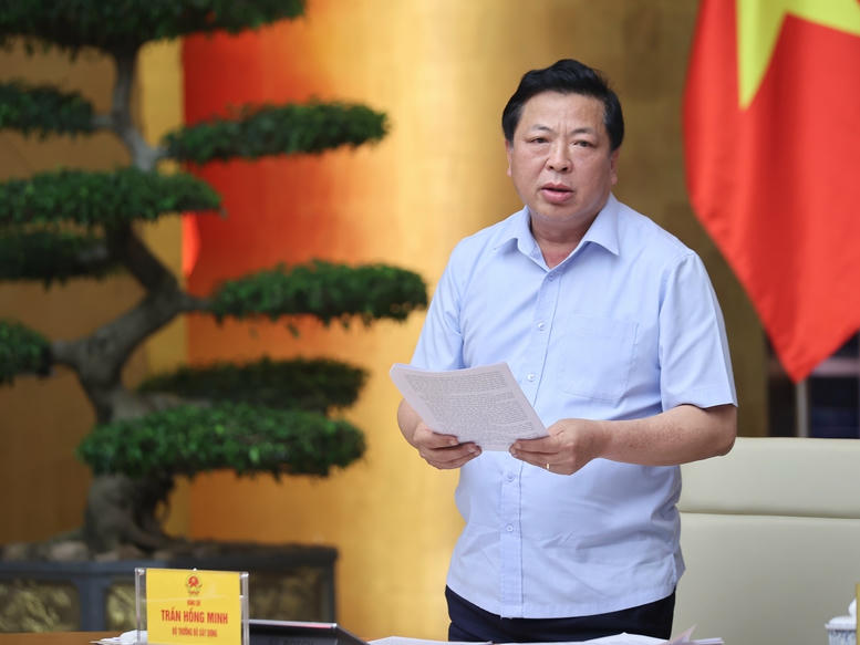 Bộ trưởng Bộ Xây dựng Trần Hồng Minh báo cáo tổng hợp về tình hình triển khai các công trình, dự án - Ảnh: VGP/Nhật Bắc