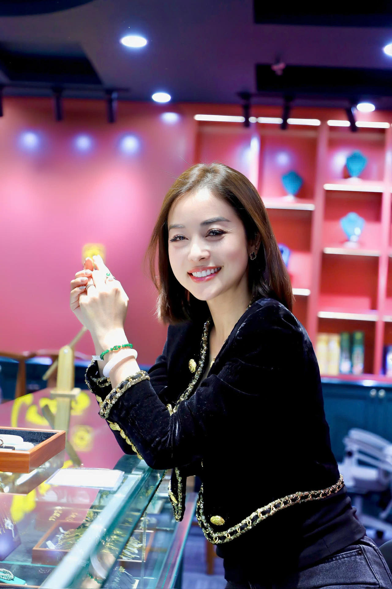 Hoa hậu Jennifer Phạm tỏa sáng với món trang sức ngọc rất nhẹ nhàng, tinh tế.