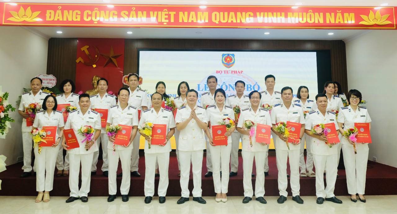 Trưởng THADS Hải Phòng Nguyễn Văn Tuấn trao quyết định bổ  nhiệm  lãnh  đạo  cấp  phòng.