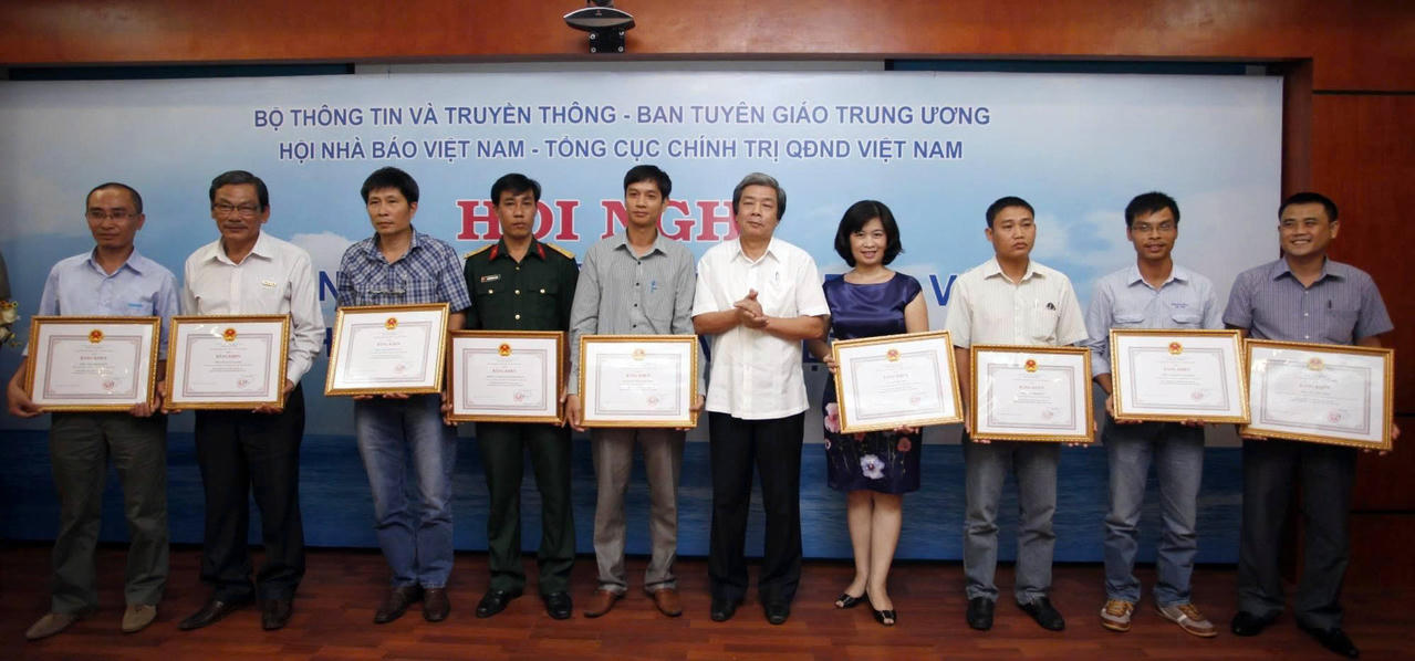 Nhà báo Hoàng Thủy (lúc đang công tác Báo Pháp luật Việt Nam, đứng thứ 4 từ phải sang) nhận Bằng khen của Bộ Thông tin và Truyền thông vì có thành tích trong công tác tuyên truyền về biển đảo.