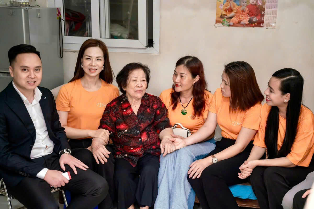 Đại diện Báo Pháp luật Việt Nam và các nhà hảo tâm đến thăm và trao quà cho các gia đình chính sách phường Ngọc Khánh, Ba Đình, Hà Nội.