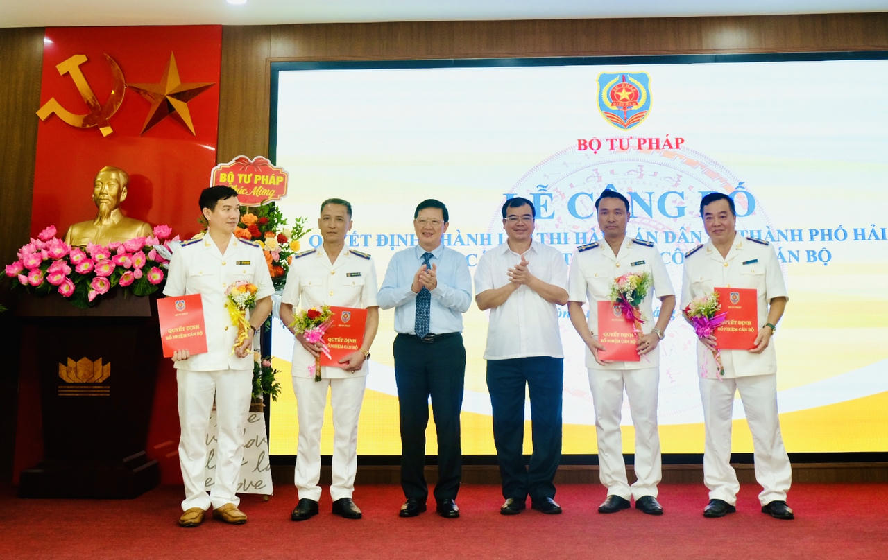Lãnh đạo Bộ Tư pháp và lãnh  đạo TP Hải  Phòng trao quyết định và tặng hoa Phó Trưởng THADS TP Hải  Phòng.
