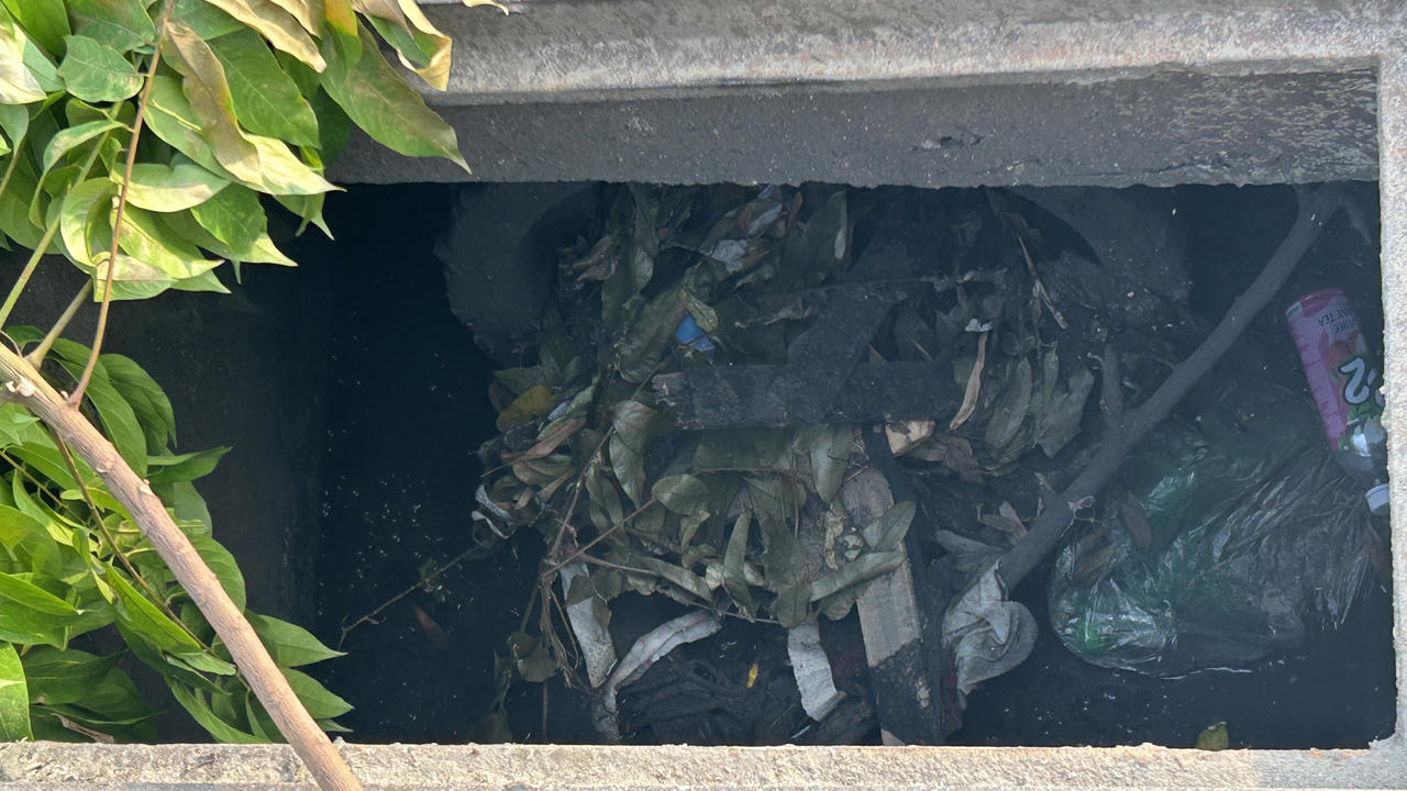 Phía dưới cống đầy rác.