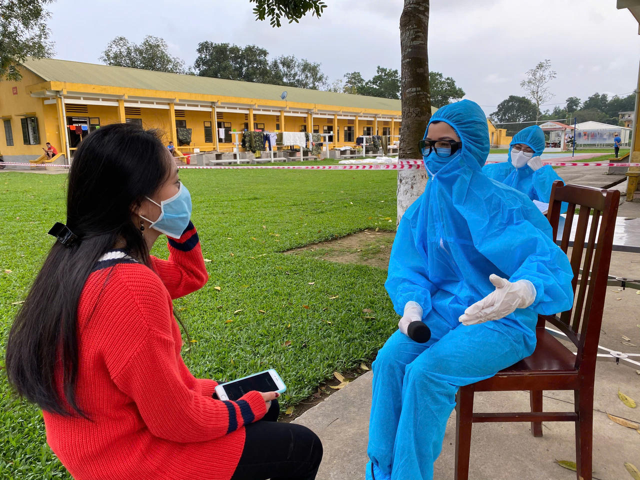 PV Mị Châu trong bộ quần áo bảo hộ tác nghiệp thời COVID