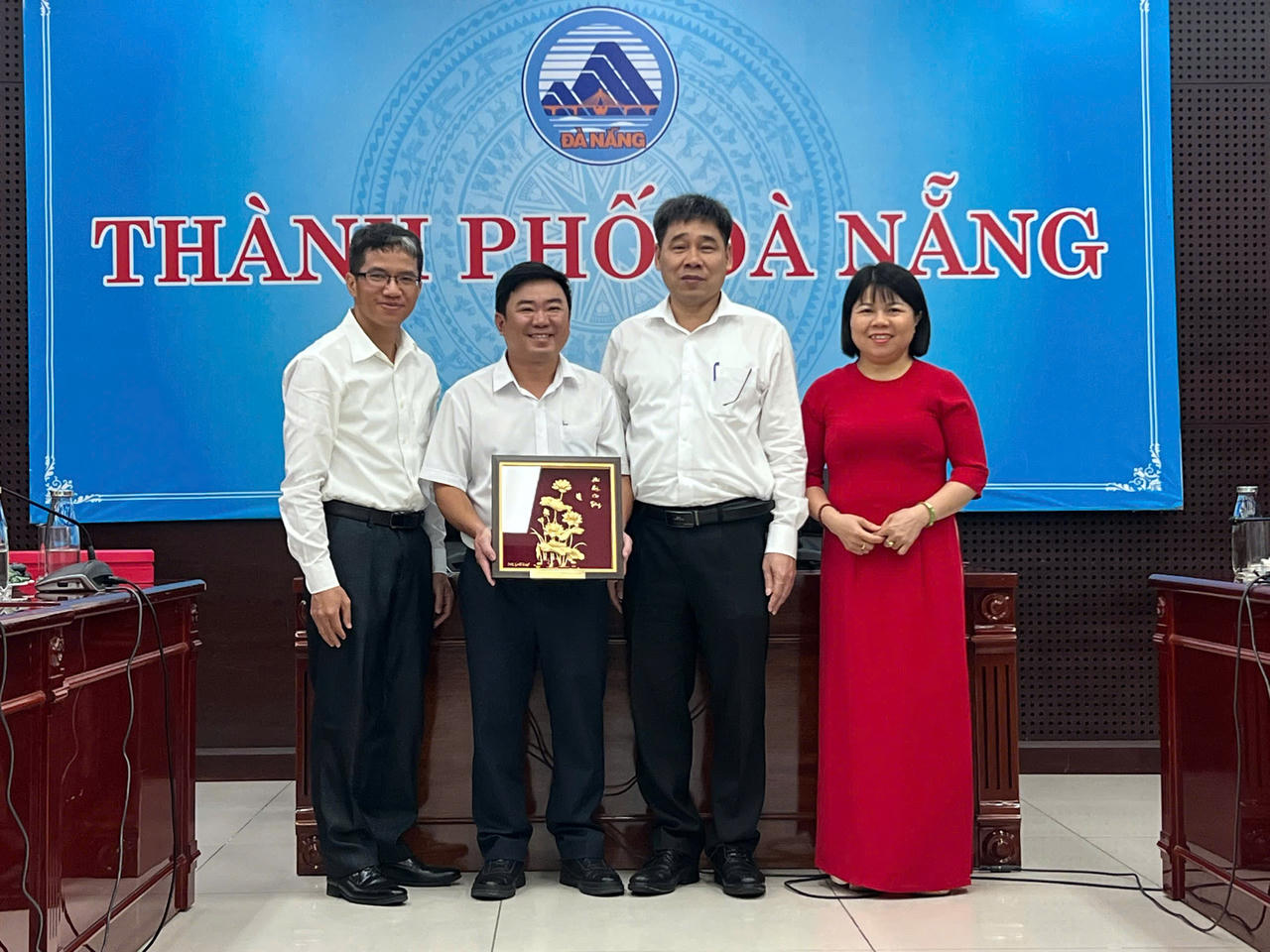 Đại diện Thành phố Đà Nẵng nhận quà lưu niệm của lớp Cao cấp lý luận chính trị K75.A20.