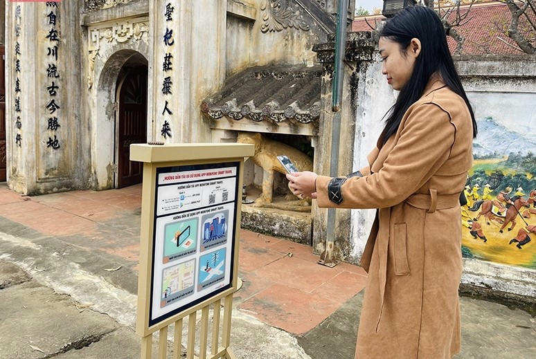 Khách du lịch đang quét mã QR để tra cứu thông tin. (Ảnh minh họa)