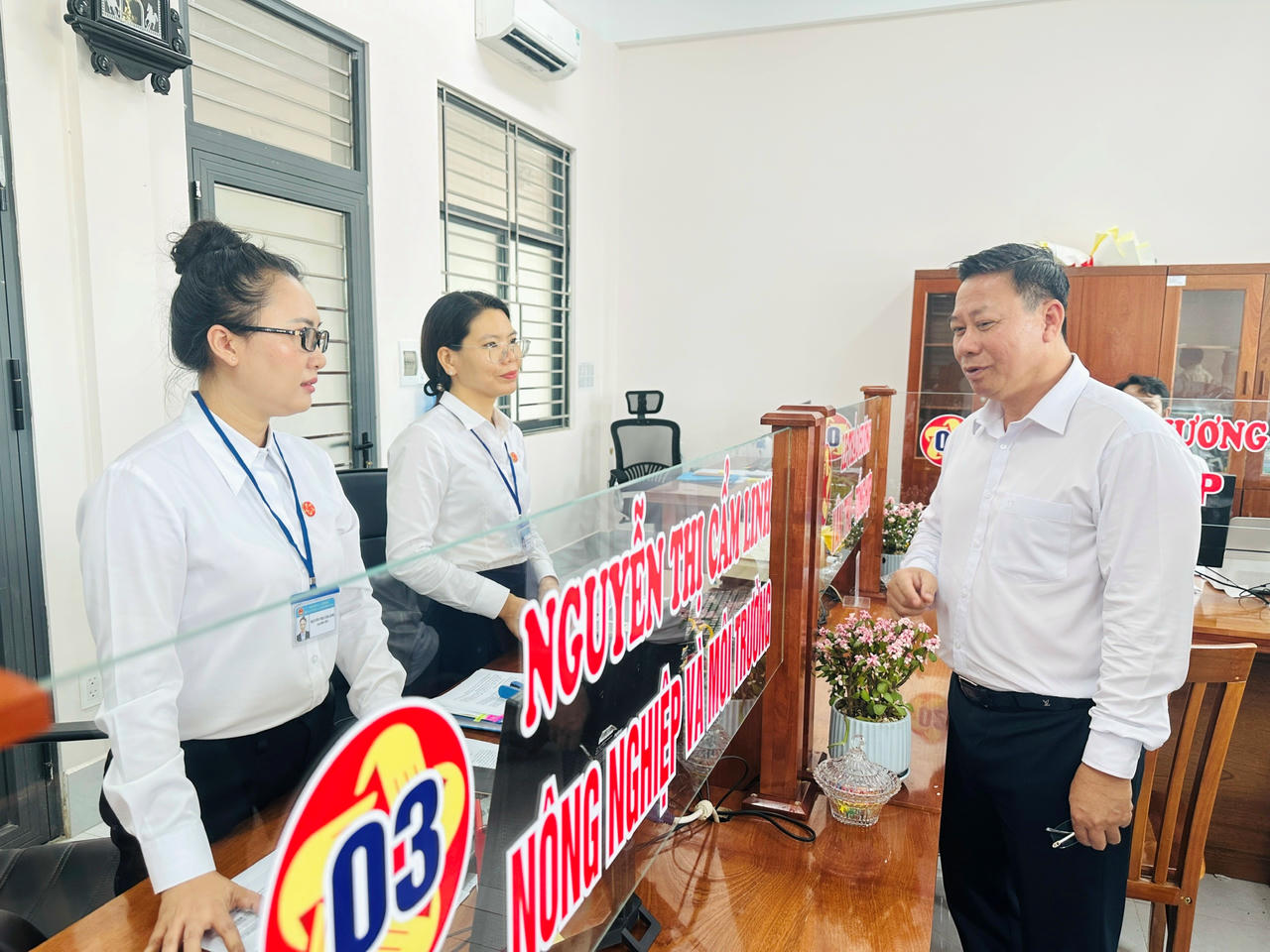 Thứ trưởng Bộ Tư pháp Nguyễn Thanh Ngọc khảo sát thực tế, hỏi thăm cán bộ trực tại Bộ phận một cửa phường Tân Thành.