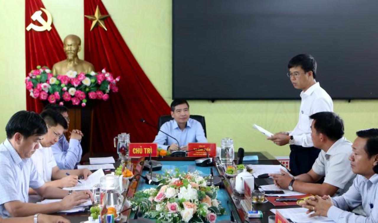 Ông Nguyễn Ngọc Hùng - Chủ tịch UBND phường Buôn Hồ báo cáo tại buổi làm việc
