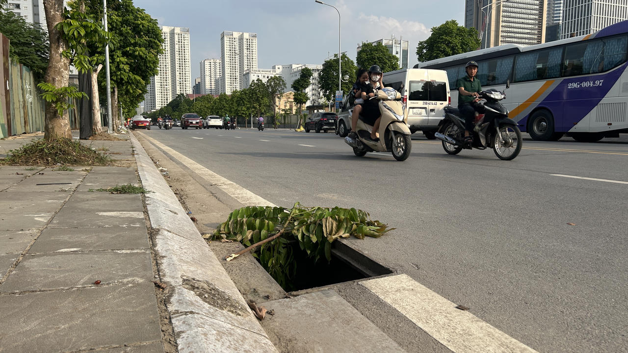 Vật dụng cảnh báo hết sức sơ sài, không đủ để người tham gia giao thông chú ý tránh nguy hiểm từ xa, đặc biệt khi di chuyển ban đêm hay trời mưa.