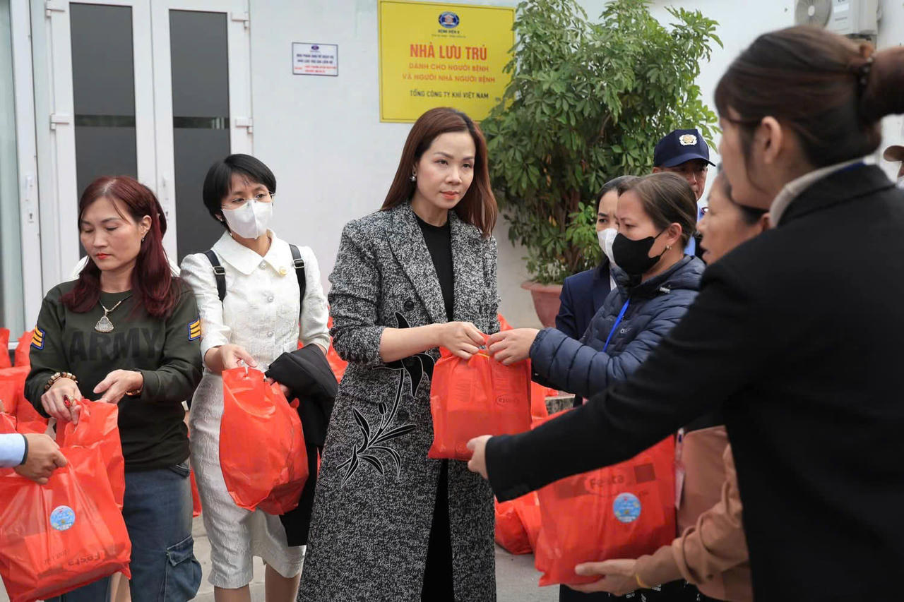 Nhà báo Vân Hương đại diện Báo Pháp luật Việt Nam và các nhà hảo tâm trao quà cho người bệnh nghèo đang điều trị tại Bệnh viên K cơ sở Tân Triều.