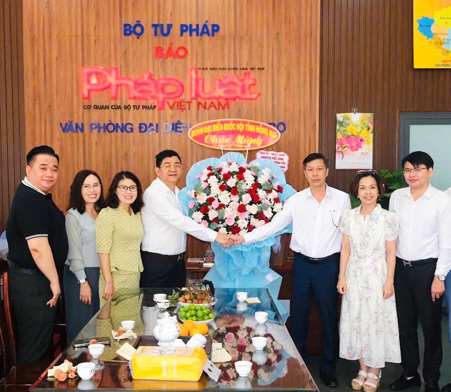 Đại diện Đoàn Đại biểu Quốc hội tỉnh Đồng Nai chúc mừng VPĐD nhân dịp kỷ niệm 
Ngày Báo chí Cách mạng Việt Nam 21/6/2024