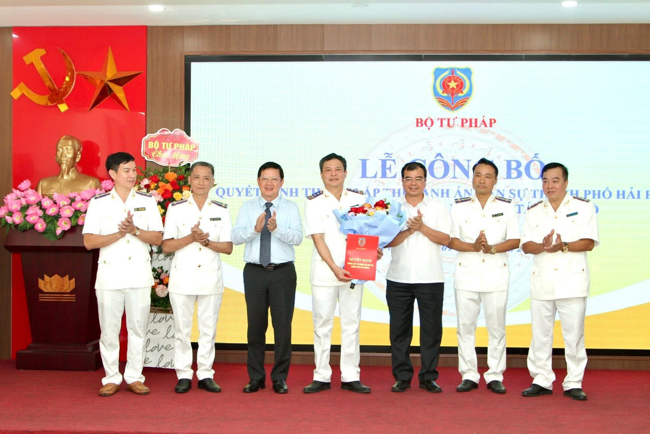 Thứ trưởng Mai  Lương Khôi và Phó Chủ tịch UBND TP Hải Phòng Nguyễn Minh Hùng trao quyết định thành lập THADS TP Hải Phòng.