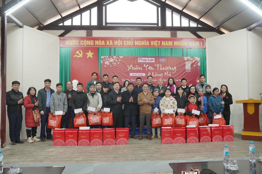 Báo Pháp Luật Việt Nam mang xuân yêu thương đến người dân Làng Nủ. Ảnh: Đức Mạnh.