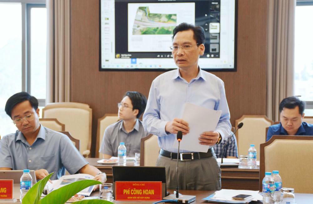 Ông Phí Công Hoan, Giám đốc Sở Xây dựng Lào Cai cho biết sẽ đẩy nhanh việc thẩm định Báo cáo nghiên cứu khả thi; đồng thời đề xuất VEC, đơn vị tư vấn nghiên cứu rà soát, điều chỉnh một số nội dung liên quan đến đường gom, đường dân sinh, cầu vượt...