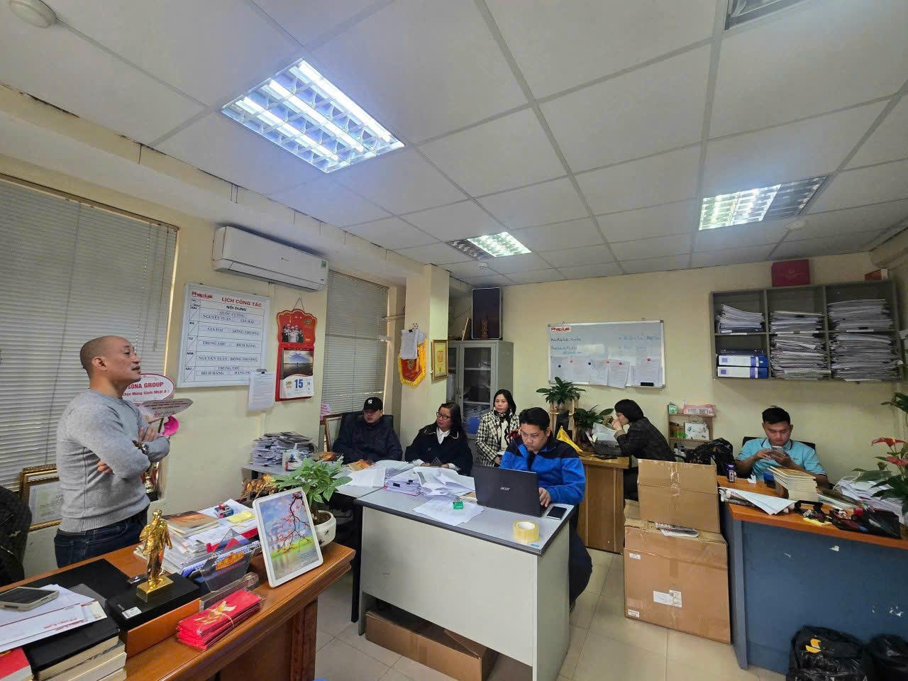 Nhà báo Quốc Cường thường xuyên sâu sát công tác đơn thư tiếp bạn đọc ở Ban.  
