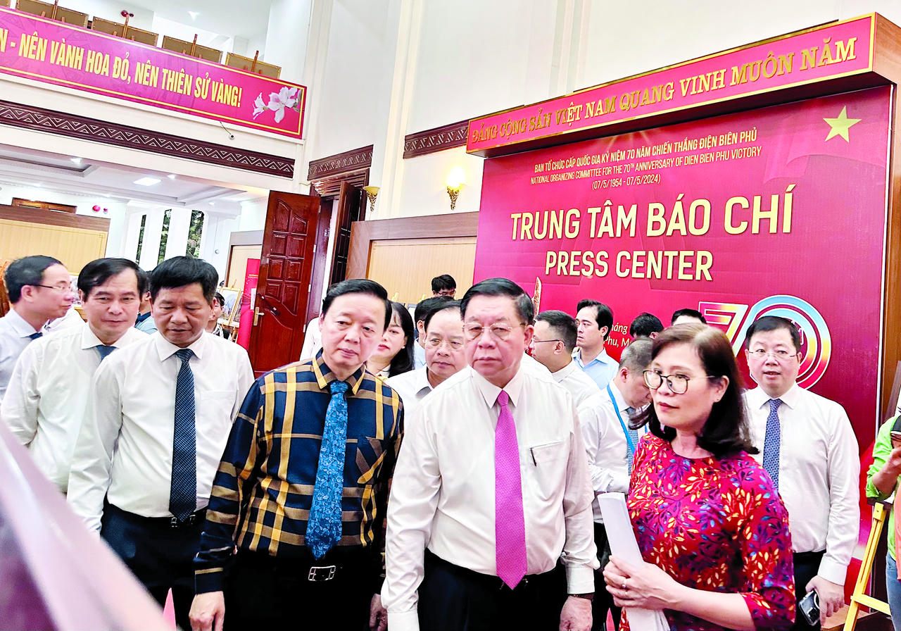 Trưởng Ban Tuyên giáo và Dân vận Trung ương Nguyễn Trọng Nghĩa cùng các đại biểu tham quan Trung tâm Báo chí phục vụ phóng viên tác nghiệp tại Lễ kỷ niệm 70 năm Chiến thắng Điện Biên Phủ. Ảnh: Vân Anh