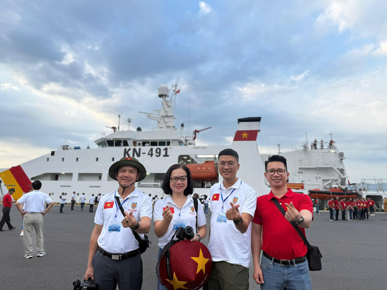 Phó tổng biên tập Hà Ánh Bình (thứ 2 từ phải sang) và các phóng viên báo Pháp luật Việt Nam chuẩn bị hải trình đến Trường Sa và Nhà giàn DK1