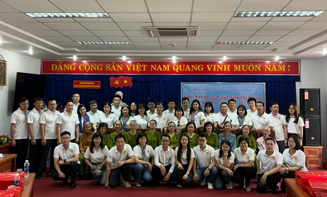 Học viên lớp Cao cấp Lý luận chính trị K75.A20 chụp ảnh lưu niệm cùng người có công tại Trung tâm Phụng dưỡng Người có công thành phố Đà Nẵng.