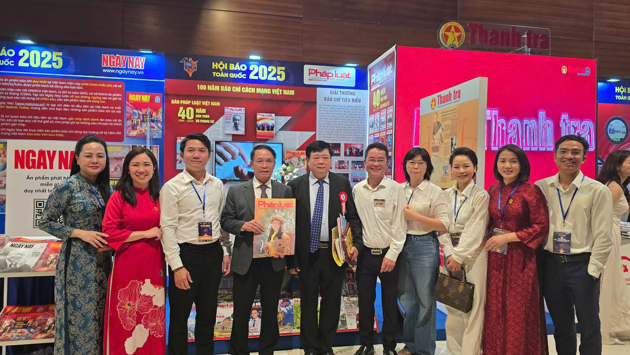 PGS.TS Nguyễn Thế Kỷ ( thứ 5 từ trái sang) - Phó Chủ tịch Hội đồng Lý luận Trung ương kiêm Trưởng ban Lý luận phê bình văn học nghệ thuật; ông Nguyễn Đức Lợi (thứ 4 từ trái sang) - Phó Chủ tịch thường trực Hội Nhà báo Việt Nam thăm gian trưng bày Báo Pháp luật Việt Nam và chụp ảnh lưu niệm.