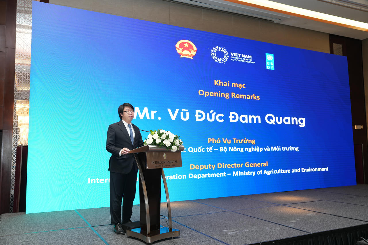 Ông Vũ Đức Đam Quang - Phó Vụ trưởng Vụ Hợp tác quốc tế, Bộ Nông nghiệp và Môi trường phát biểu khai mạc Hội thảo. (Ảnh: BTC)