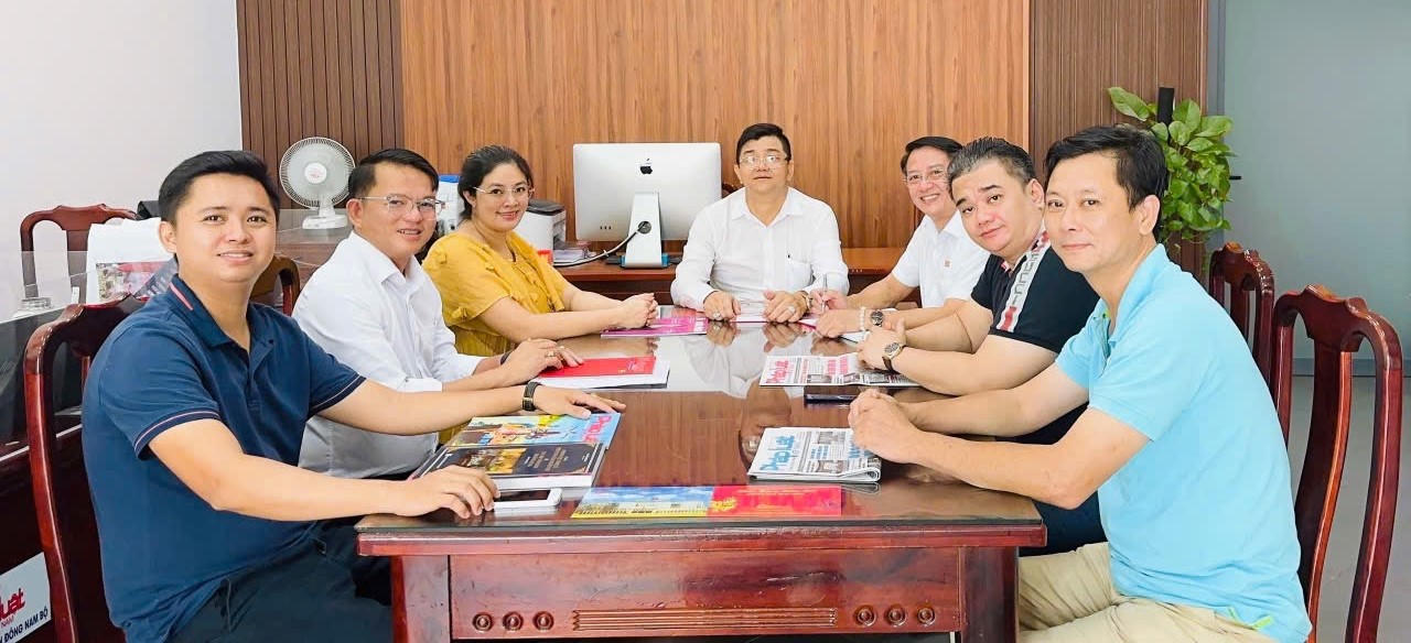 Nhóm phóng viên  Báo Pháp luật Việt Nam tại khu vực Đông Nam Bộ  trong một buổi giao ban.