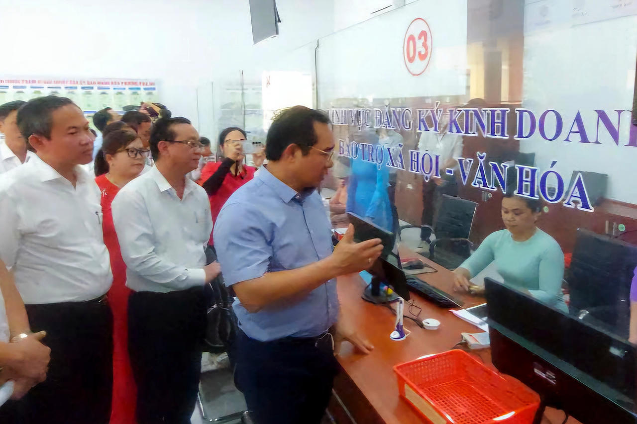 Chủ tịch Nguyễn Văn Được cùng Phó Chủ tịch Bùi Minh Thạnh khảo sát Trung tâm phục vụ hành chính công phường Phú An.