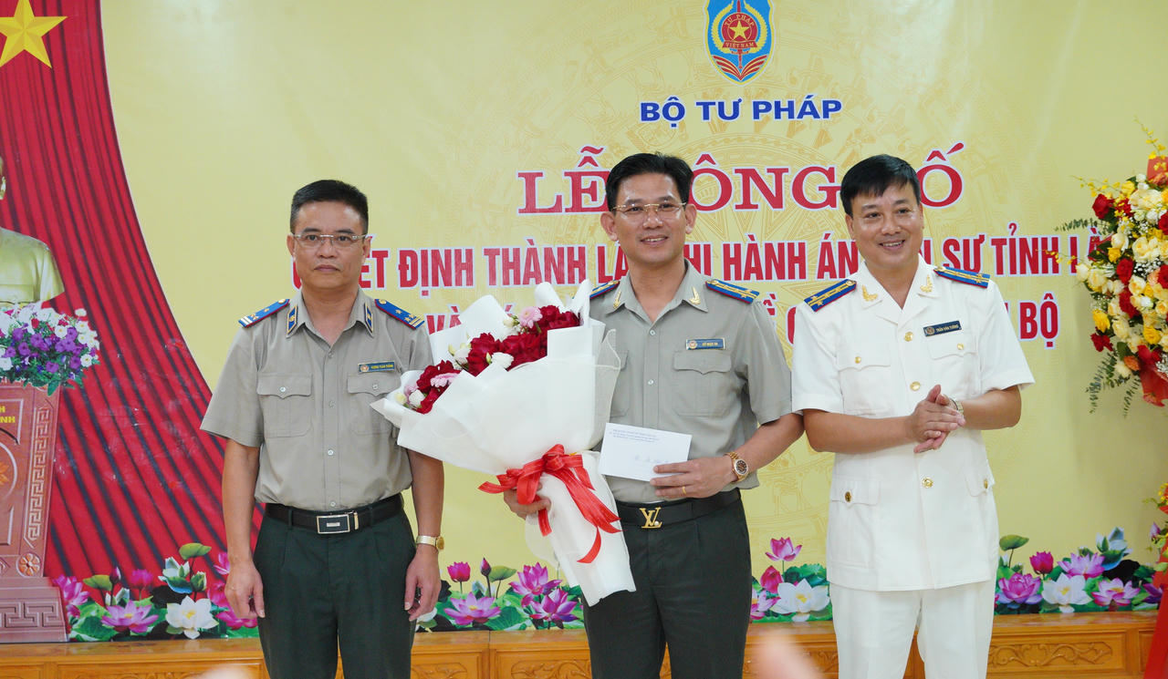 Trước khi buổi lễ khép lại, THADS tỉnh Lào Cai tặng hoa chia tay ông Đỗ Ngọc Ba - nguyên Cục trưởng Cục THADS tỉnh Lào Cai cũ, được điều động làm Phó Trưởng THADS tỉnh Đồng Nai mới.