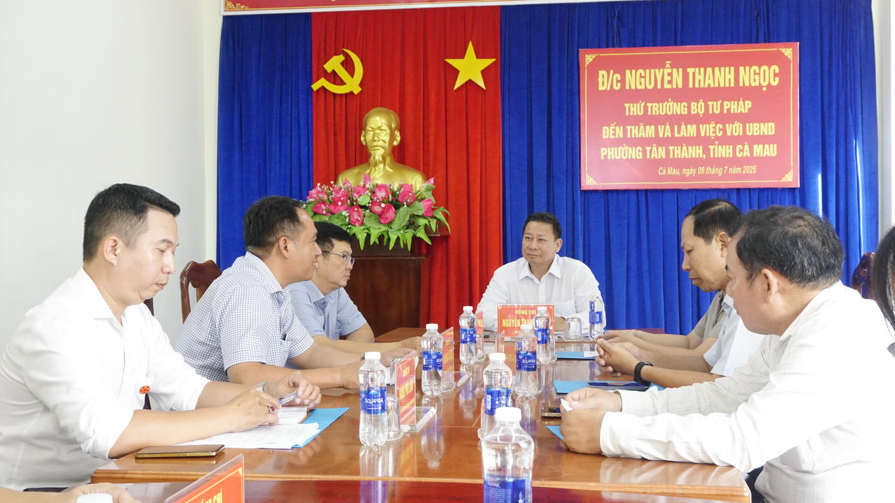 Thứ trưởng Bộ Tư pháp Nguyễn Thanh Ngọc mong muốn từng cán bộ, công chức luôn nêu cao tinh thần trách nhiệm hướng tới xây dựng chính quyền hiện đại, chuyên nghiệp.