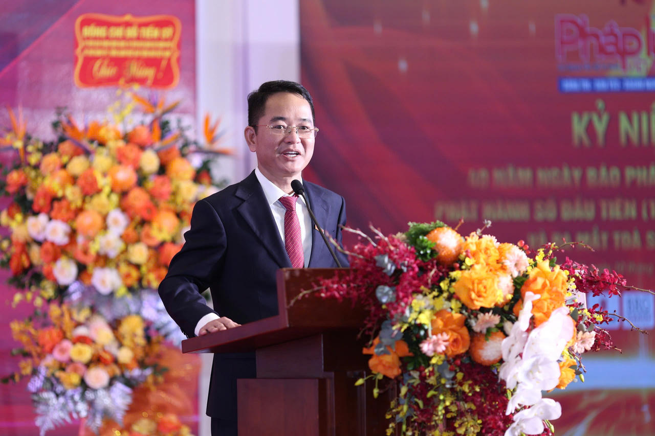 TS. Vũ Hoài Nam - Tổng Biên tập Báo Pháp luật Việt Nam phát biểu khai mạc Chương trình.