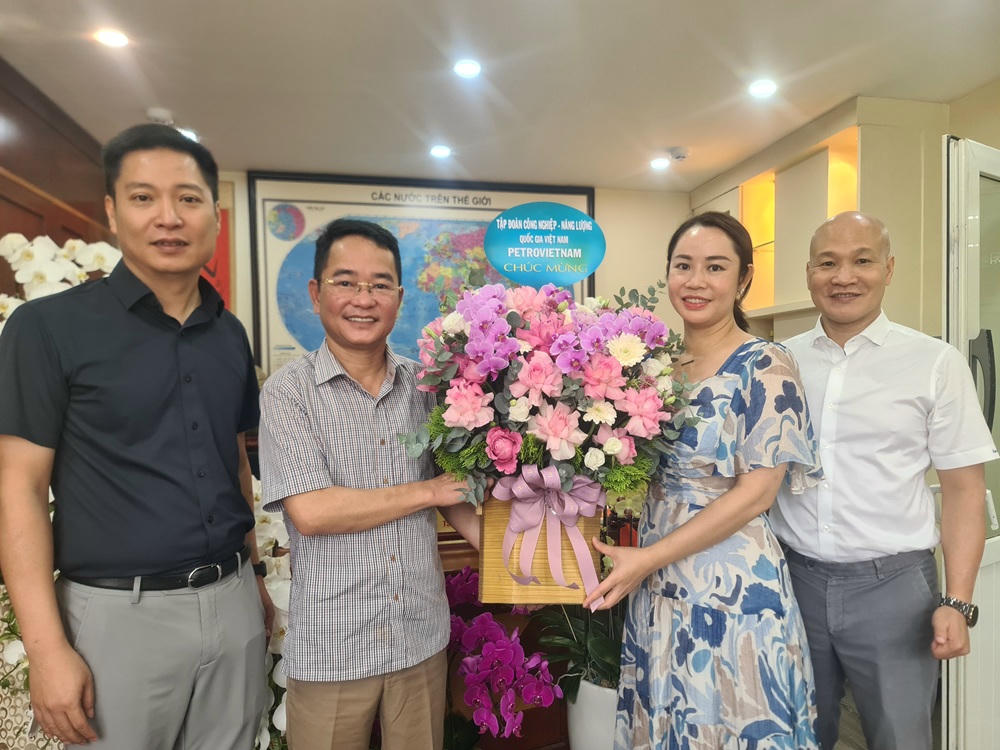 Lãnh đạo, cán bộ Ban Truyền thông và Văn hóa doanh nghiệp Petrovietnam đến chúc mừng Báo PLVN nhân dịp Báo tổ chức kỷ niệm 40 năm.