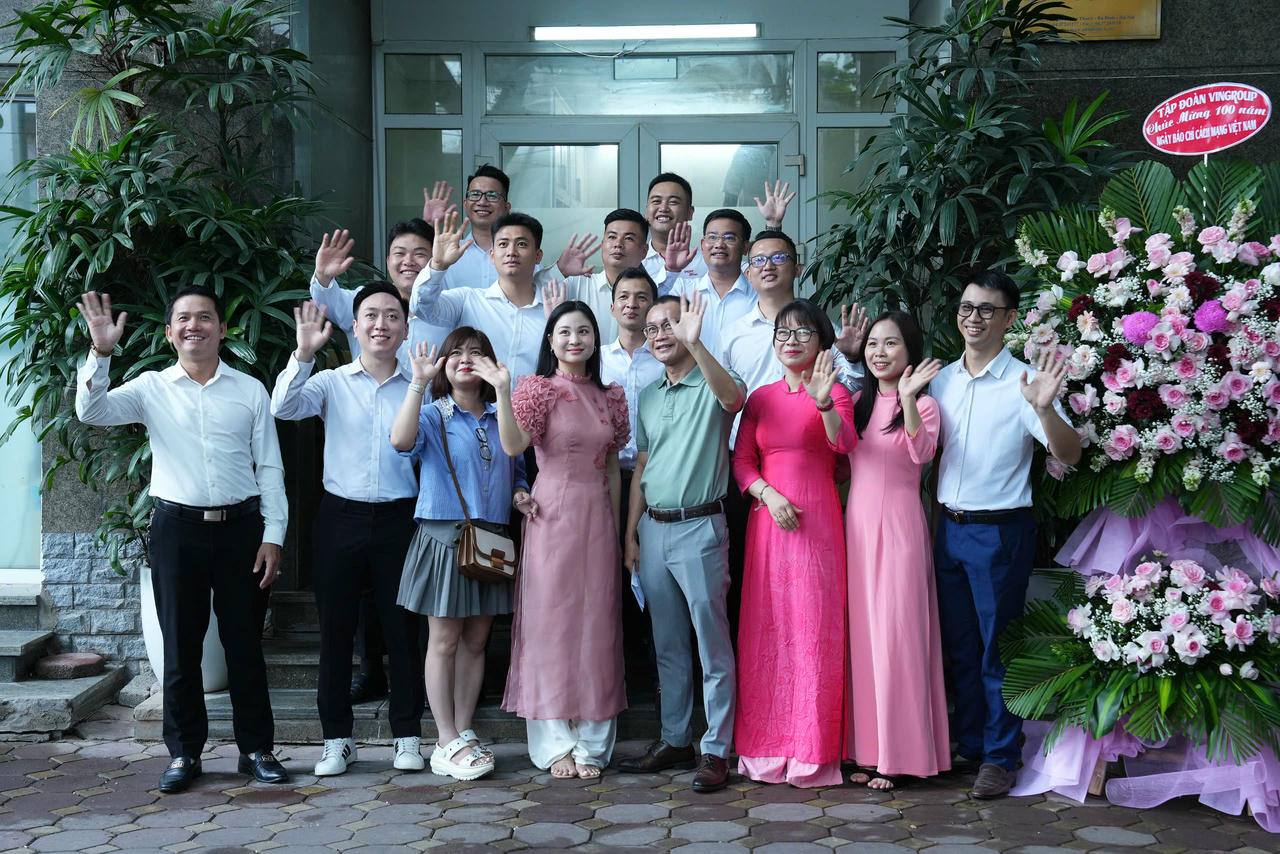 Cán bộ, phóng viên Ban Truyền thông Đa phương tiện chụp ảnh lưu niệm cùng Phó Tổng biên tập Trần Ngọc Hà nhân dịp kỷ niệm 40 năm ngày Báo Pháp luật Việt Nam phát hành số đầu tiên (10/07/1985 - 10/07/2025)