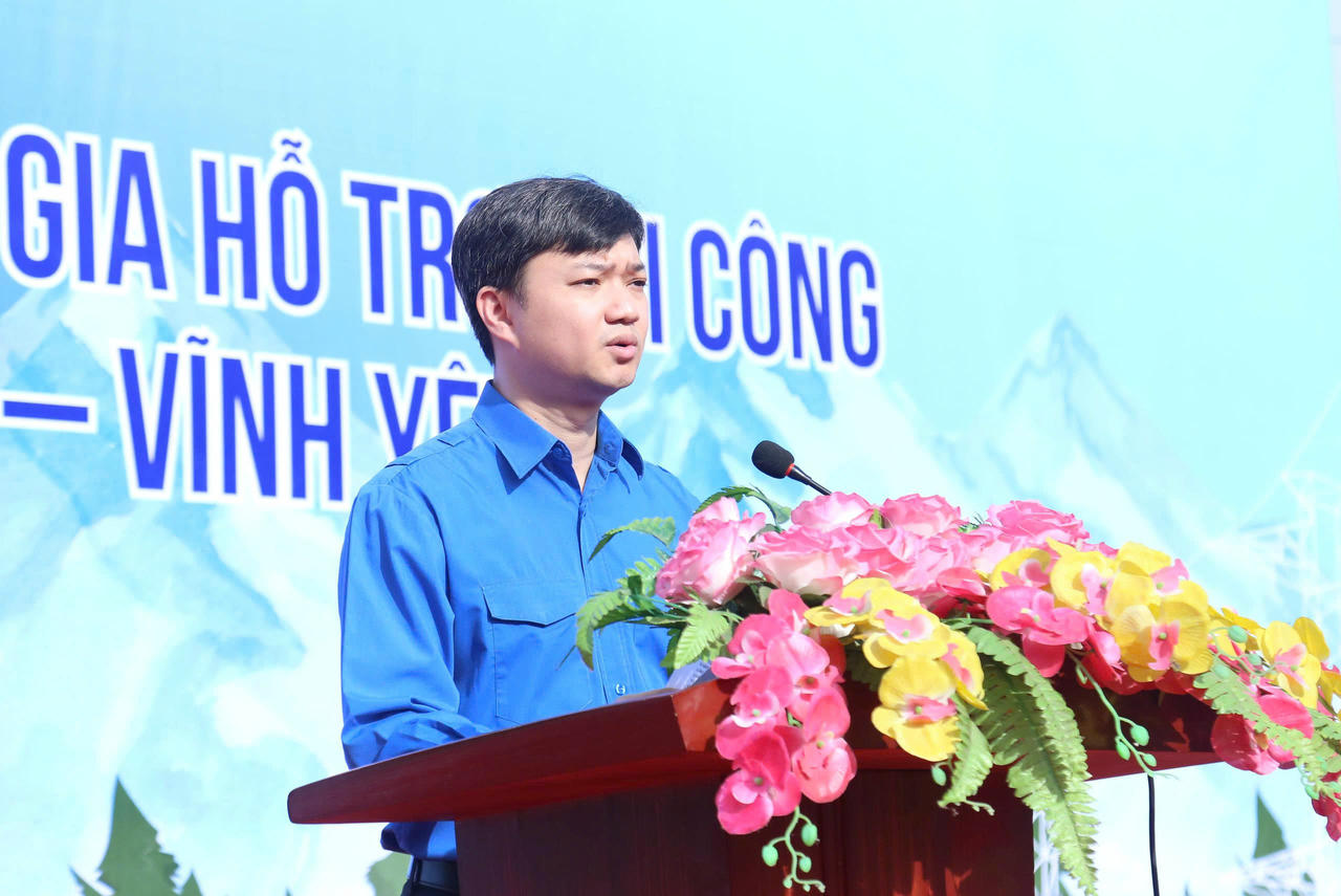 Anh Nguyễn Minh Triết, Bí thư Trung ương Đoàn, Chủ tịch Trung ương Hội Sinh viên Việt Nam, phát biểu ý kiến tại buổi lễ.
