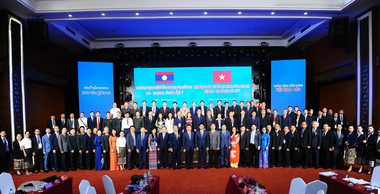 Hội nghị tư pháp các tỉnh có chung đường biên giới Việt Nam - Trung Quốc (Anh 1, 2, 3) và Hội nghị các tỉnh có đường biên giới Việt Nam - Lào (Ảnh 4. )Nhà báo Thu Hằng - Trưởng ban Nội chính - Thời sự và Nhà Báo Văn Phước - Tổng thư ký Media dự và đưa tin 