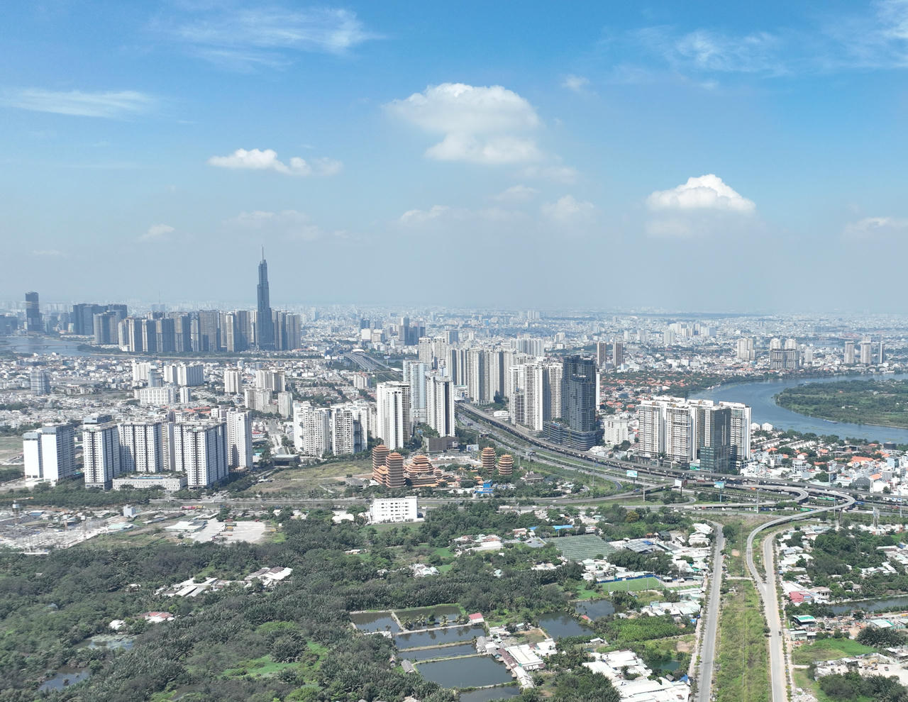 Cùng với các dự báo về số lượng, đại diện CBRE cũng chia sẻ :”Tỉ lệ hấp thụ của các nguồn cung mở bán mới trong nửa đầu năm 2025 đạt 74% trên tổng số căn mở bán.”  