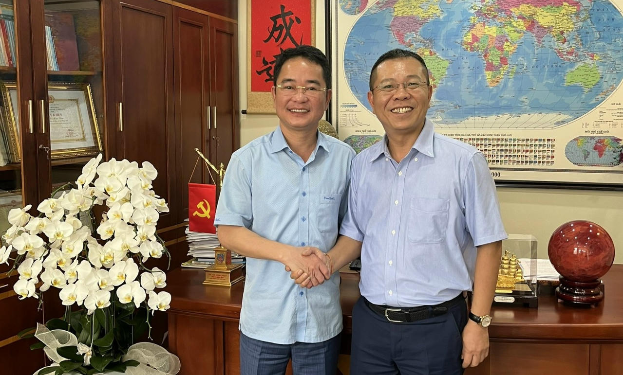 TS.Vũ Hoài Nam - Tổng Biên Tập Báo PLVN và ông Nguyễn Quang Hùng - Phó Trưởng Ban phụ trách Ban Truyền thông và Văn hóa doanh nghiệp Petrovietnam chụp ảnh lưu niệm trong dịp 39 năm Báo PLVN xuất bản số đầu tiên (10/7/2024).
