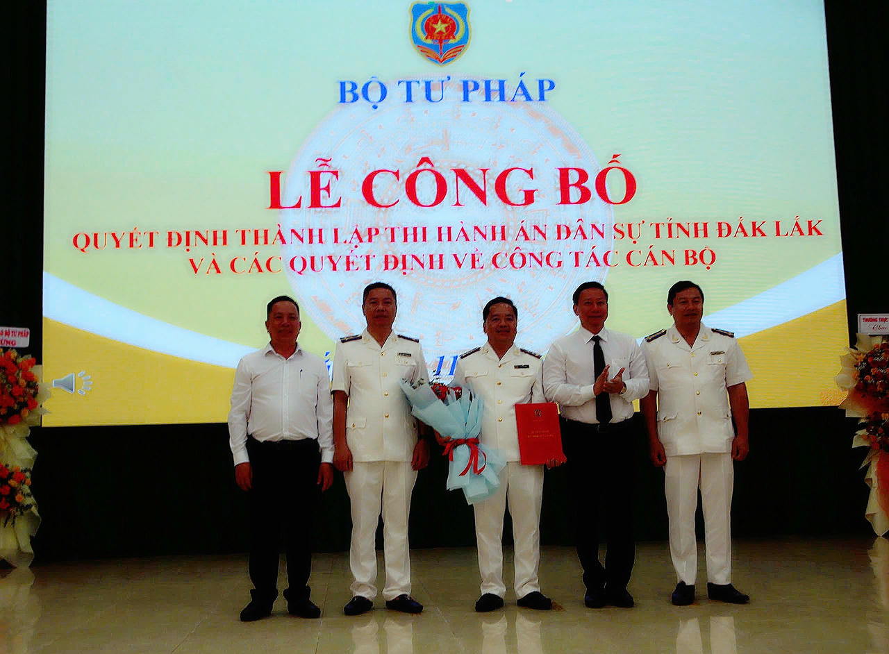 Thứ trưởng Nguyễn Thanh Ngọc trao quyết định cho 3 vị trí lãnh đạo THADS tỉnh Đắk Lắk. Ảnh Nguyễn Tuân