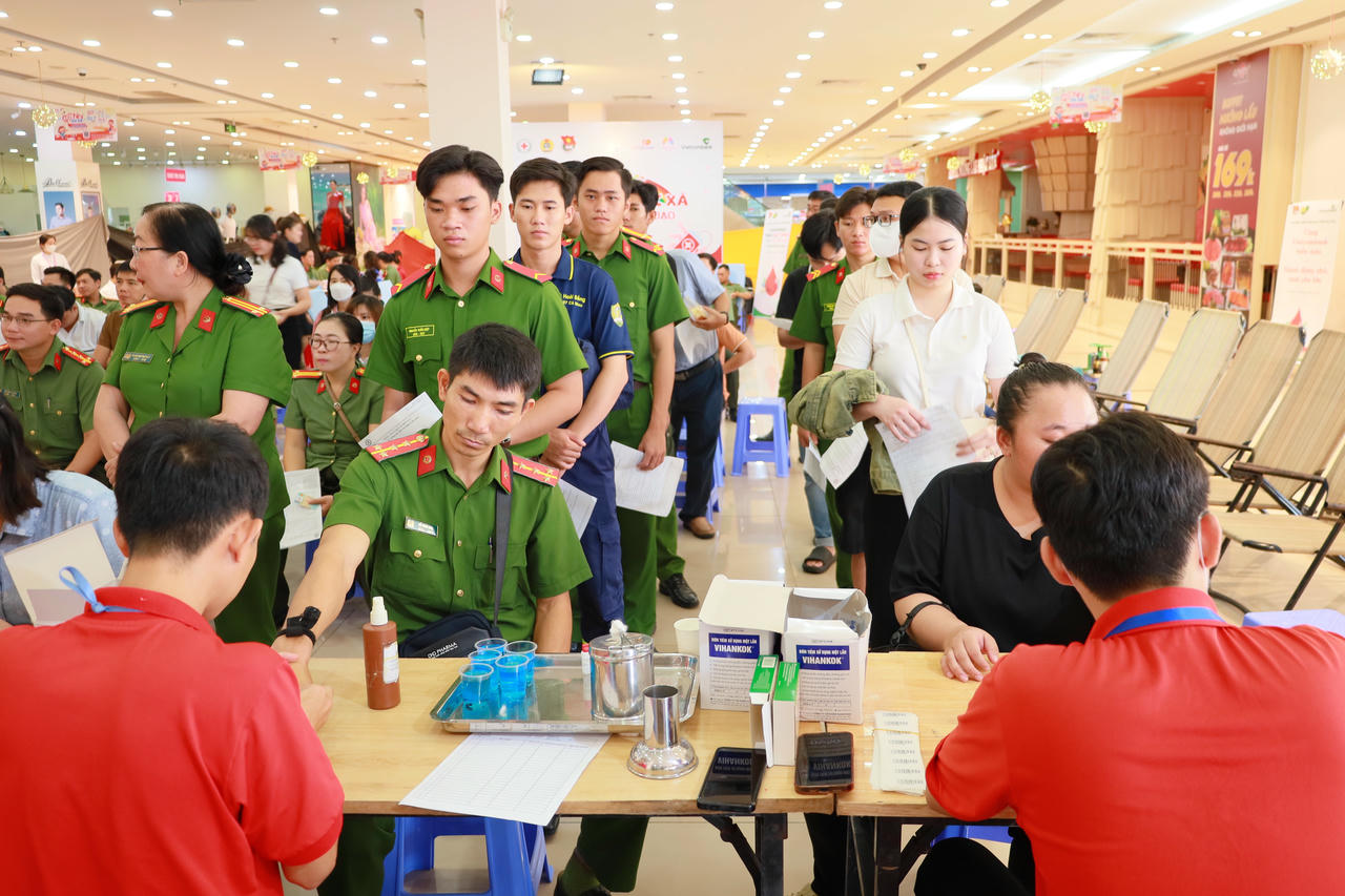 Đông đảo cán bộ, chiến sĩ Công an tỉnh Cà Mau có mặt từ sớm để đăng ký hiến máu tình nguyện.