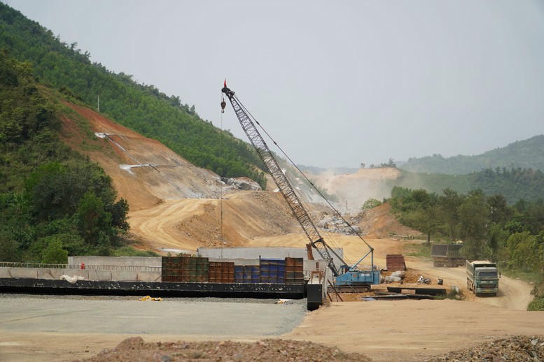 Phó Thủ tướng Lê Thành Long: “Thi công '3 ca, 4 kíp', quyết đưa 4 dự án đường cao tốc về đích đúng hẹn” Phó Thủ tướng Lê Thành Long: “Thi công '3 ca, 4 kíp', quyết đưa 4 dự án đường cao tốc về đích đúng hẹn”