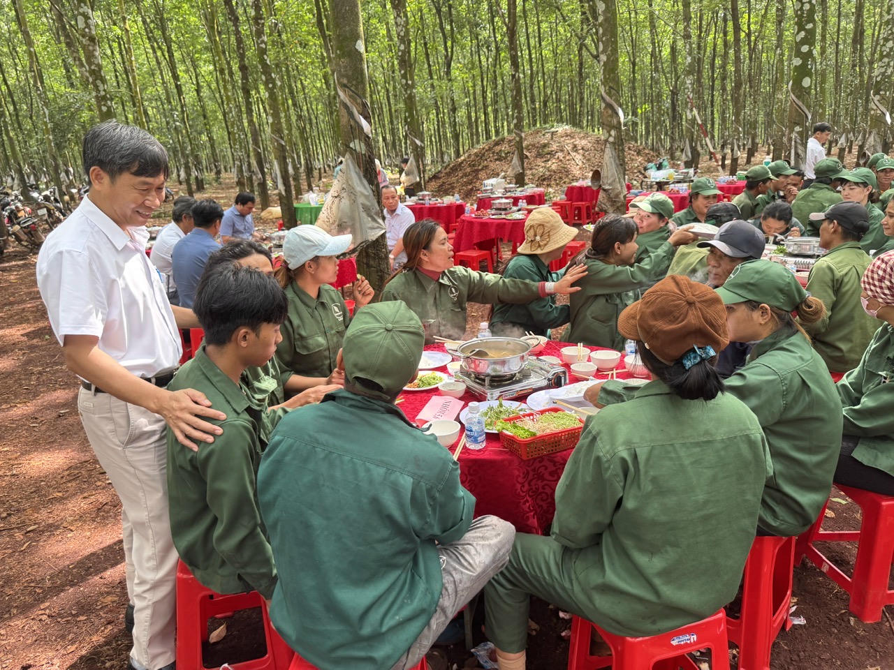Lãnh đạo Công ty TNHH MTV Cao su Lộc Ninh thăm hỏi công nhân