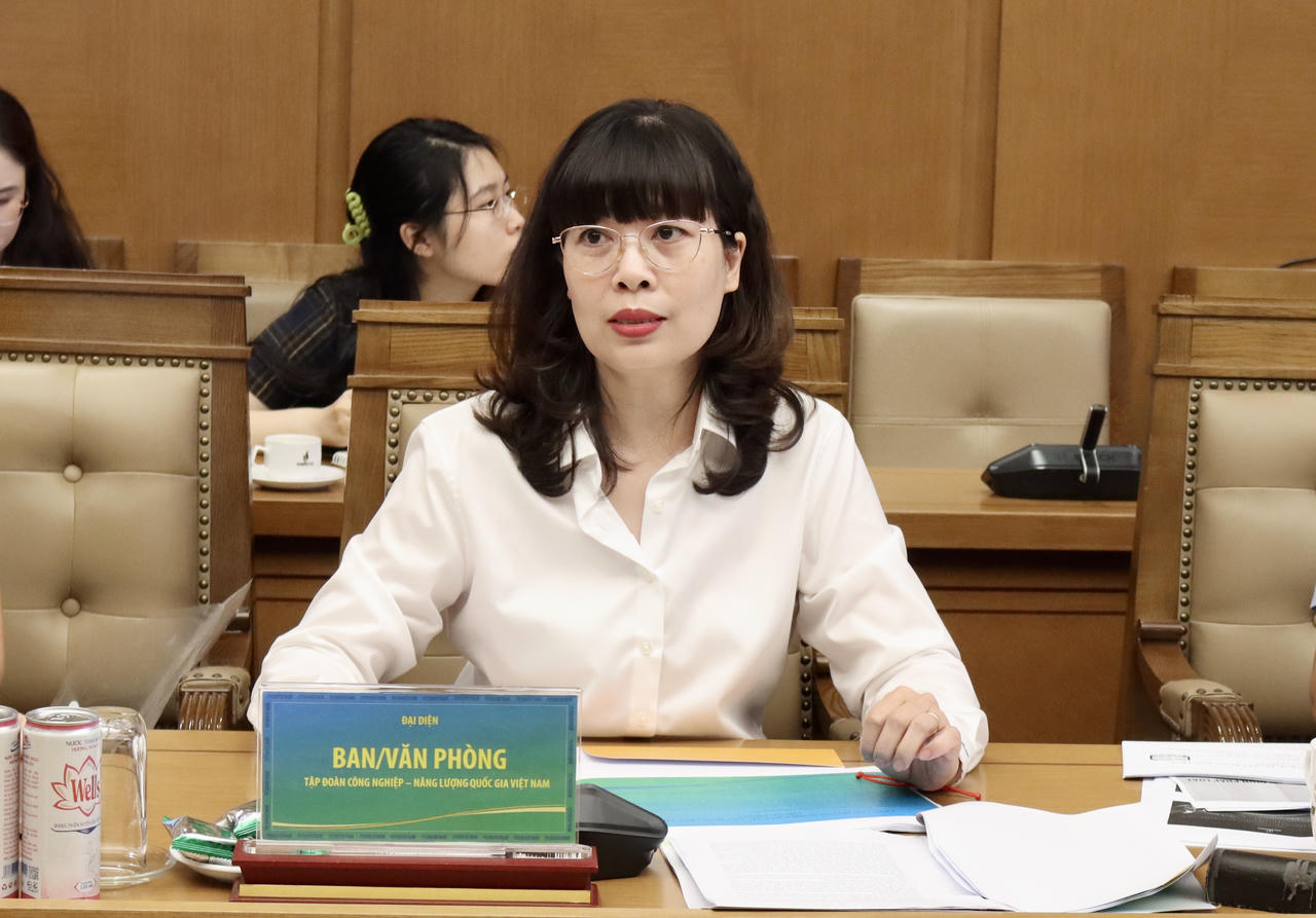 Bà Nguyễn Thị Thủy Tiên, Trưởng Ban Pháp chế & Quản lý đấu thầu PVN phát biểu tại hội thảo.