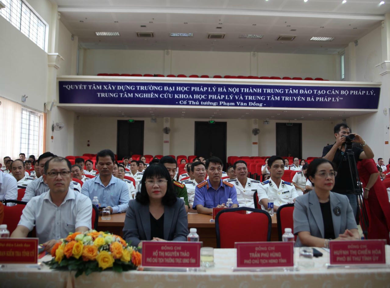 Lãnh đạo Tỉnh ủy, UBND tỉnh Đắk Lắk. Ảnh Nguyễn Tuân