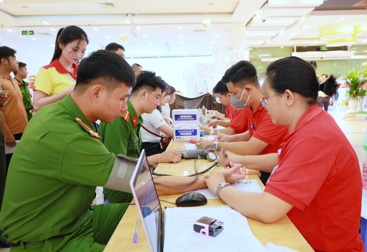 Cán bộ, chiến sĩ Công an tỉnh Cà Mau kiểm tra sức khỏe đảm bảo đủ điều kiện hiến máu.