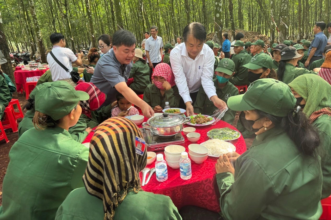 “Bữa cơm Công đoàn” ấm tình giữa rừng cao su Lộc Ninh