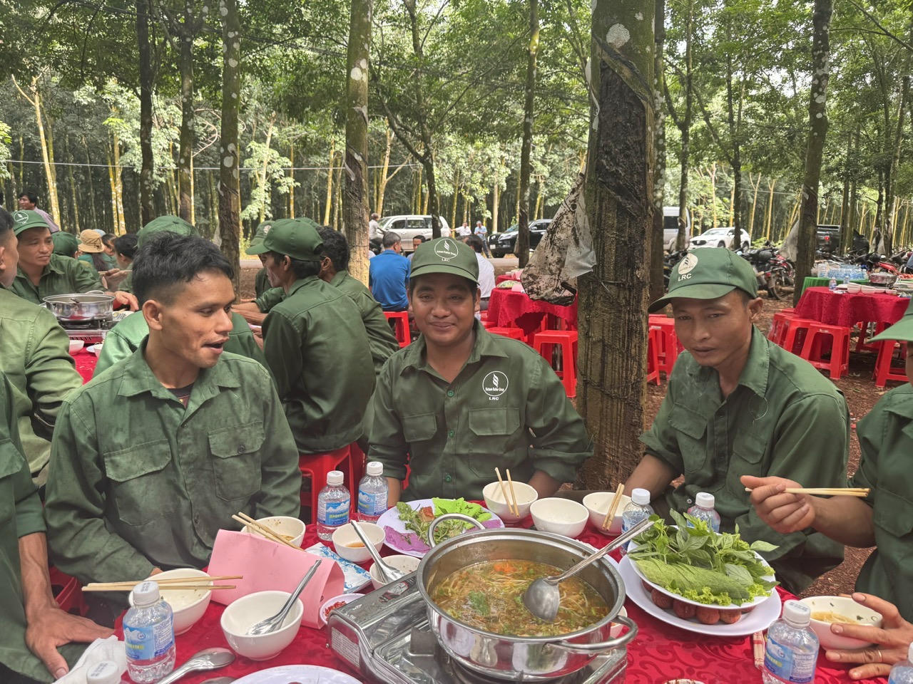 Công nhân Điểu Mép (ngồi giữa) cùng đồng nghiệp vui vẻ và hạnh phúc với bữa cơm công đoàn