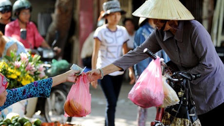Hà Nội sắp cấm túi nilon, hộp nhựa xốp ở chợ