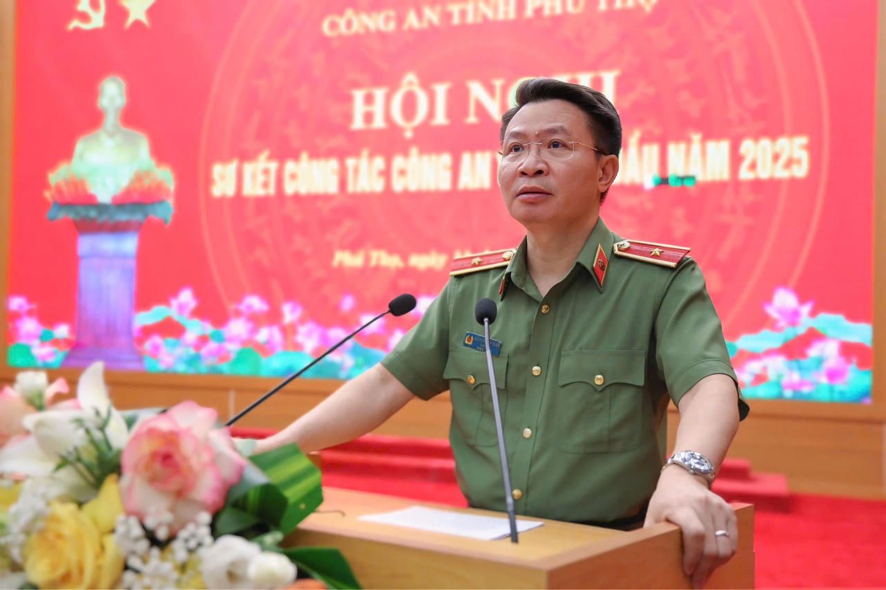 Thiếu tướng Nguyễn Minh Tuấn – Ủy viên Ban Thường vụ Tỉnh ủy, Bí thư Đảng ủy, Giám đốc Công an tỉnh phát biểu tại hội nghị. Ảnh: Công an tỉnh Phú Thọ 