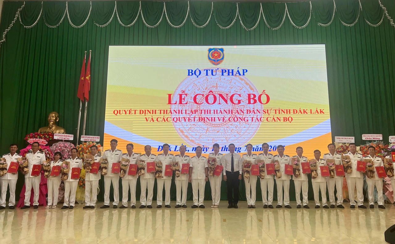 Thứ trưởng Bộ Tư pháp Nguyễn Thanh Ngọc và Trưởng THADS Vũ Tuấn Anh trao quyết định cho các trưởng phòng tham mưu và trưởng phòng khu vực. Ảnh Nguyễn Tuân 